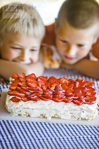 Jungen schauen sich Kuchen an