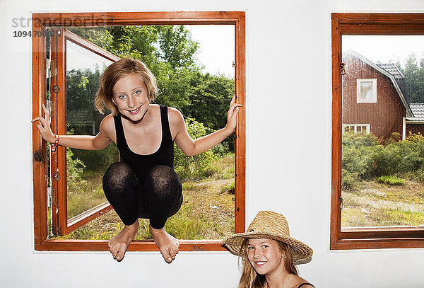 Mädchen lächelnd neben dem Fenster