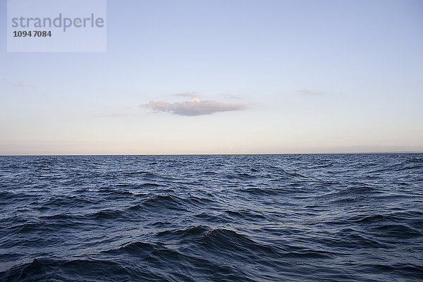 Blick auf eine Meereslandschaft mit Himmel im Hintergrund