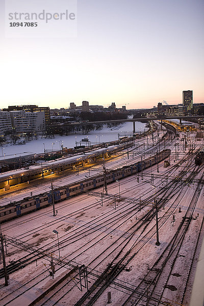 Blick auf Eisenbahnschienen im Winter