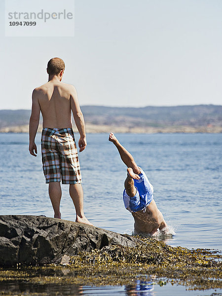 Zwei Männer auf dem Meer