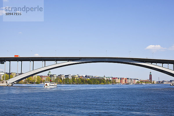 Brücke über das Meer mit Stadt im Hintergrund