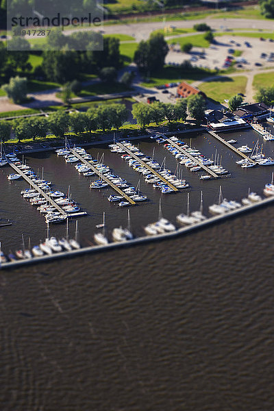 Luftaufnahme des Jachthafens mit Segelbooten