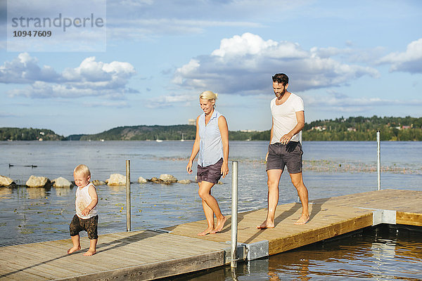 Eltern mit Sohn auf dem Bootssteg