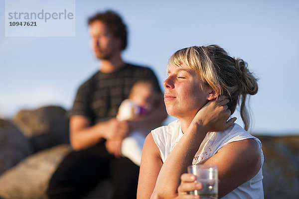 Familie entspannt in der Abendsonne