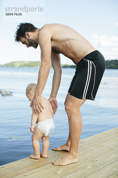 Vater mit Sohn am Wasser