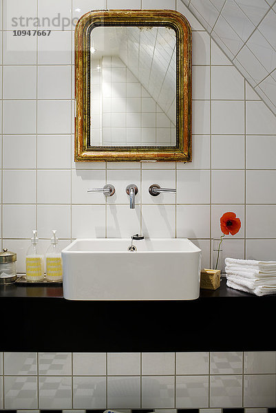 Antiker Spiegel und modernes Waschbecken im Badezimmer