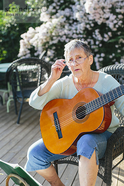 Ältere Frau spielt Gitarre