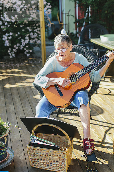 Ältere Frau spielt Gitarre