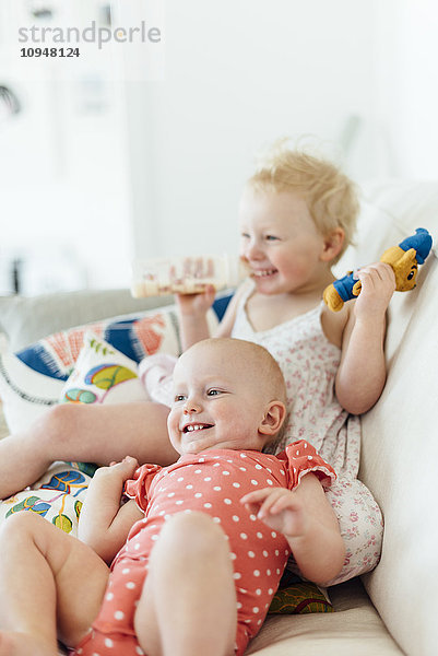 Glückliche Kinder auf dem Sofa