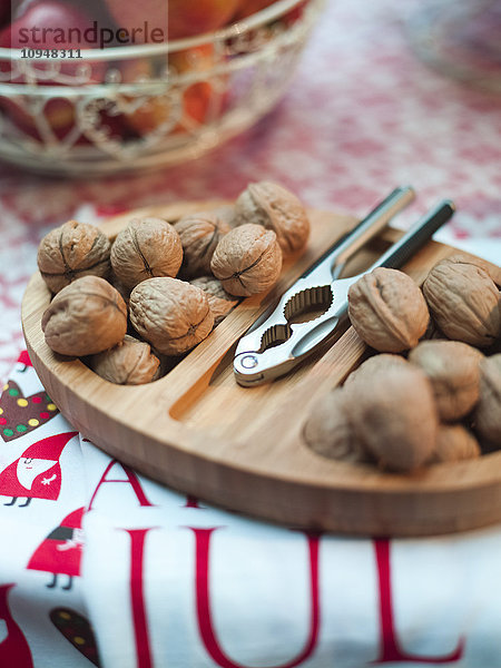 Nüsse und Nussknacker auf dem Weihnachtstisch