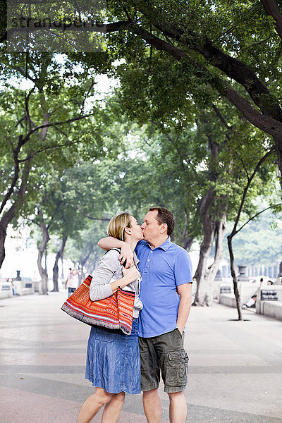 Küssendes Paar im Park