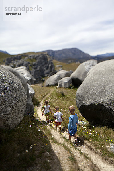 Kinder wandern in den Bergen