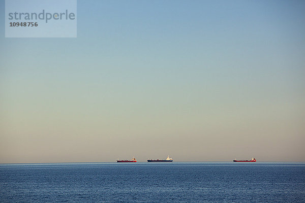 Schiffe am Horizont am Abend
