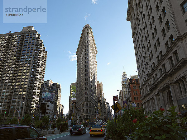 Verkehr und Wolkenkratzer an der Fifth Avenue