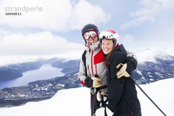 Porträt eines lächelnden Paares beim Skifahren