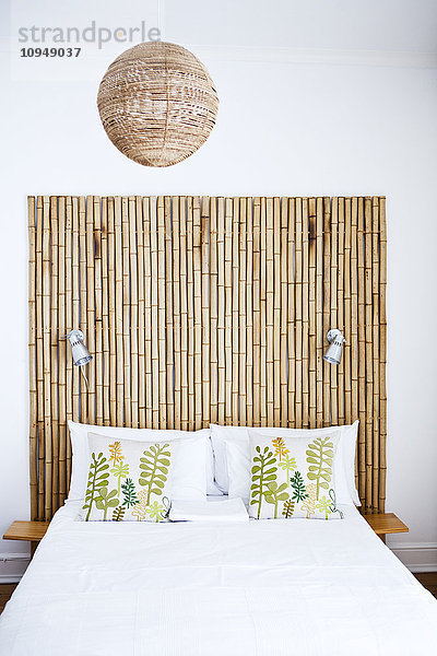 Bett mit Kopfteil aus Bambus