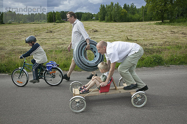 Vater mit Söhnen