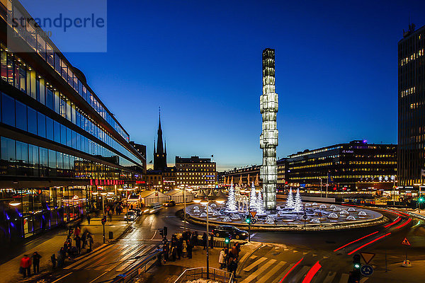 Straßen der Stadt in der Abenddämmerung