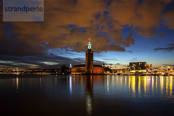 Stockholmer Rathaus in der Abenddämmerung  Schweden