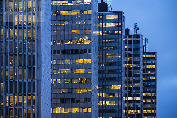 Beleuchtete Bürogebäude