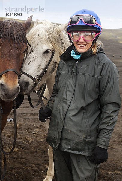 Porträt einer Frau mit Islandpferden