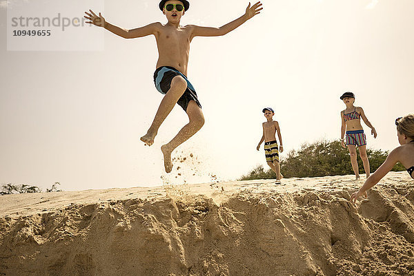 Kinder spielen am Strand