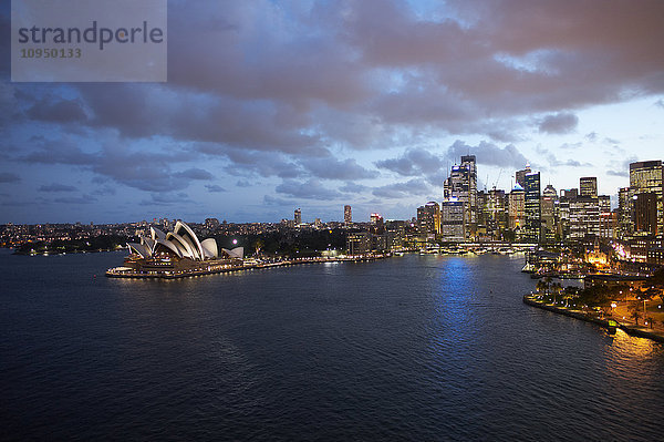 Skyline von Sydney in der Abenddämmerung