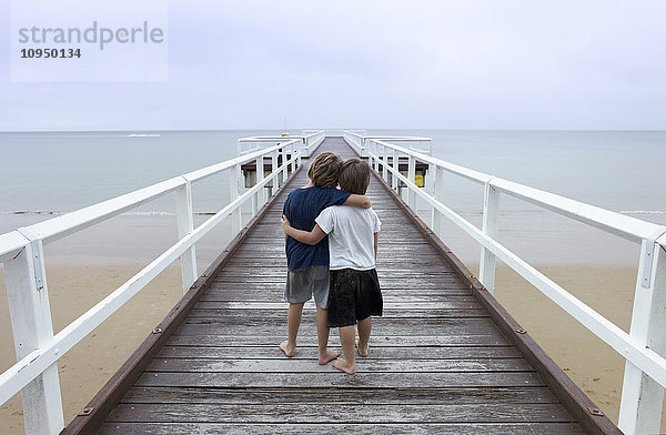 Zwei Jungen auf dem Steg  Arlie Beach  Australien