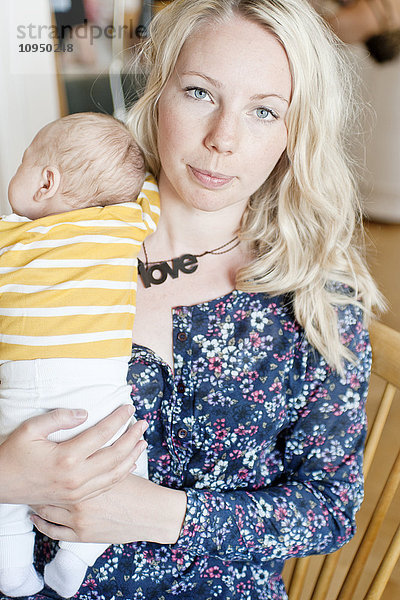 Porträt einer jungen Mutter mit Baby