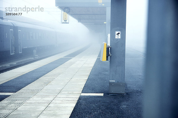 Bahnsteig im Nebel