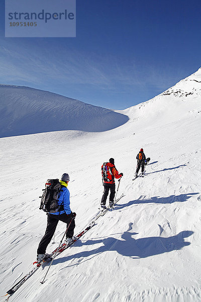 Menschen beim Skifahren