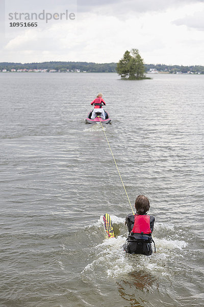 Jetski  der einen Wasserskifahrer zieht