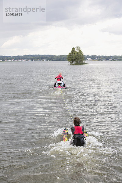 Jetski  der einen Wasserskifahrer zieht