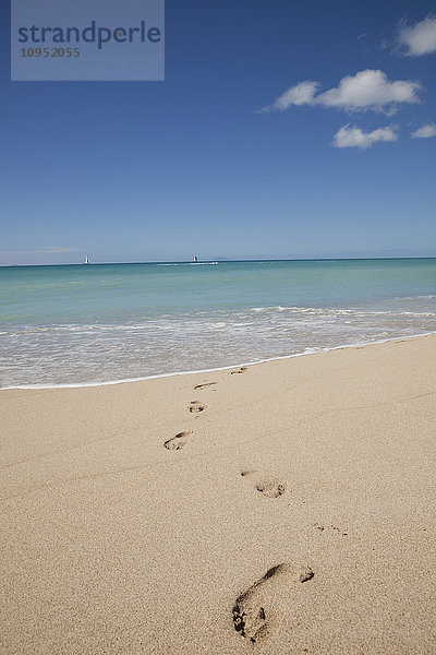 Fußabdrücke am leeren Strand
