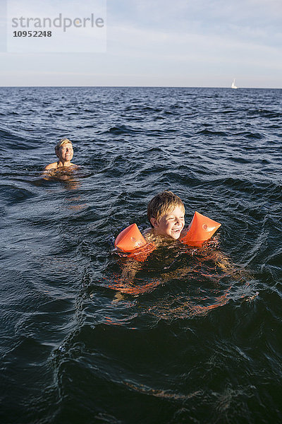 Junge schwimmt im Meer