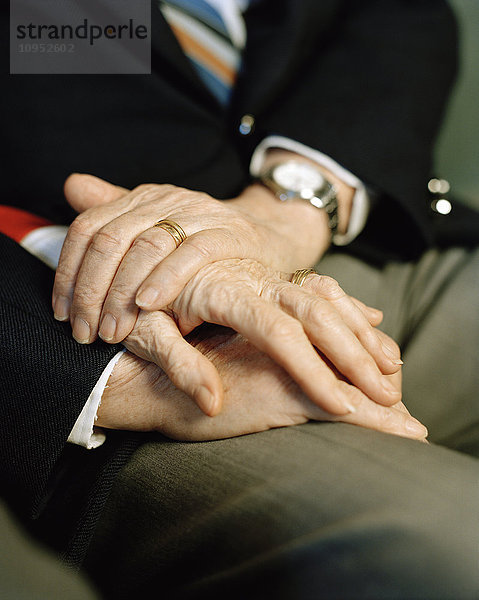 Ein Mann und eine Frau geben sich die Hand.