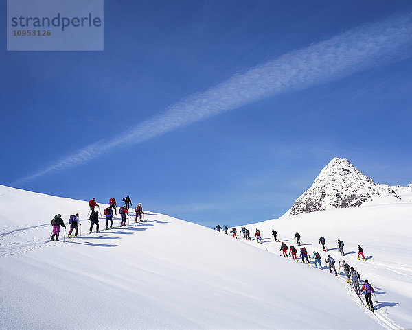 Menschen beim Skifahren in den Bergen