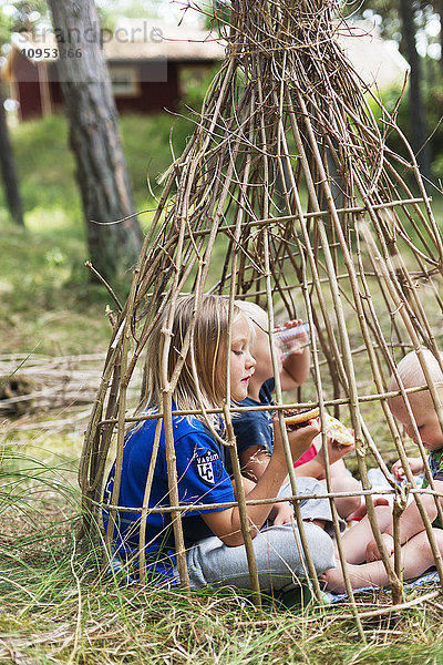 Kinder spielen im Wald