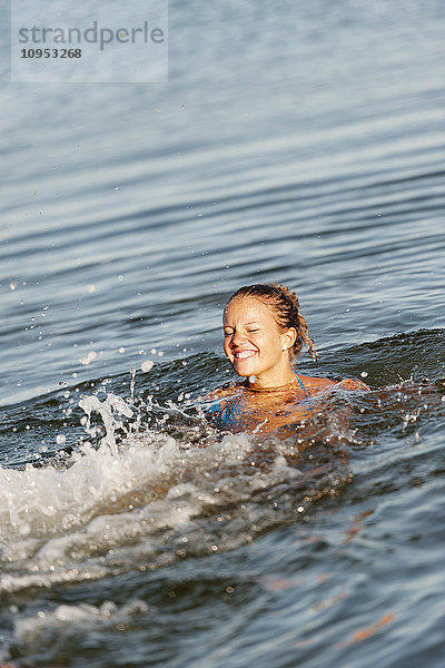 Junge Frau schwimmt im Meer