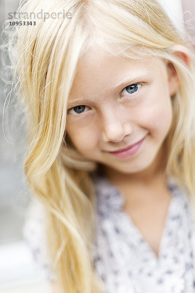Porträt eines jungen blonden Mädchens