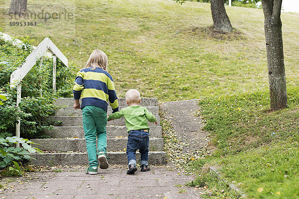 Zwei Jungen gehen im Park spazieren