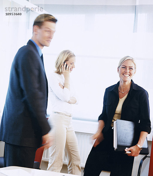 Männer und Frauen in der Wirtschaft.