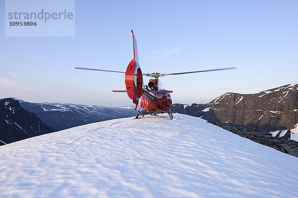 Hubschrauber auf verschneitem Gipfel