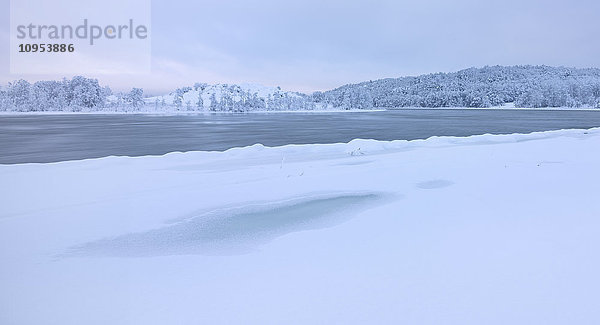 Landschaft mit zugefrorenem See