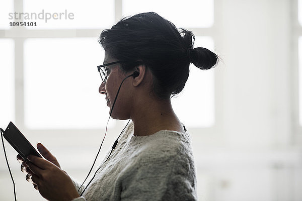 Junge Frau mit Mobiltelefon