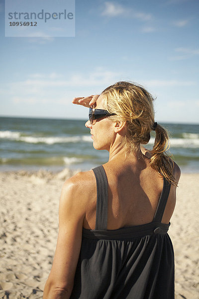 Frau am Strand  Schweden.