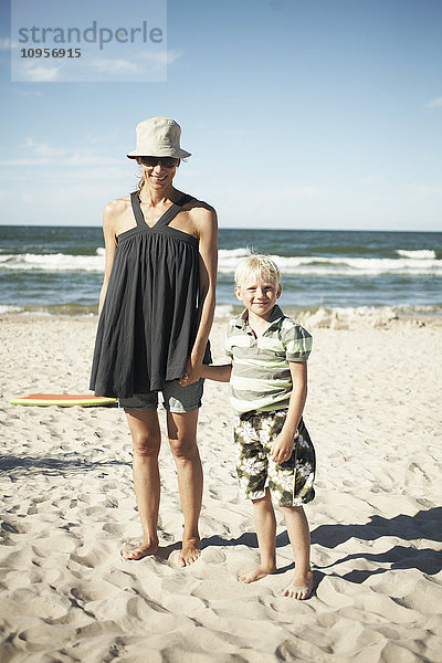 Mutter und Sohn an einem sonnigen Strand  Schweden.
