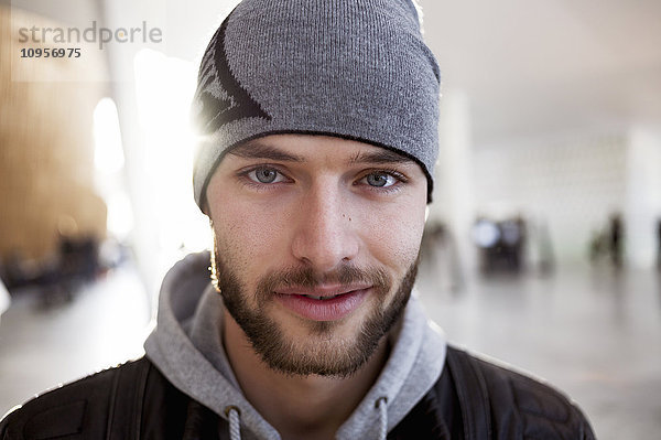 Porträt eines lächelnden Mannes mit einer Mütze  Norwegen.