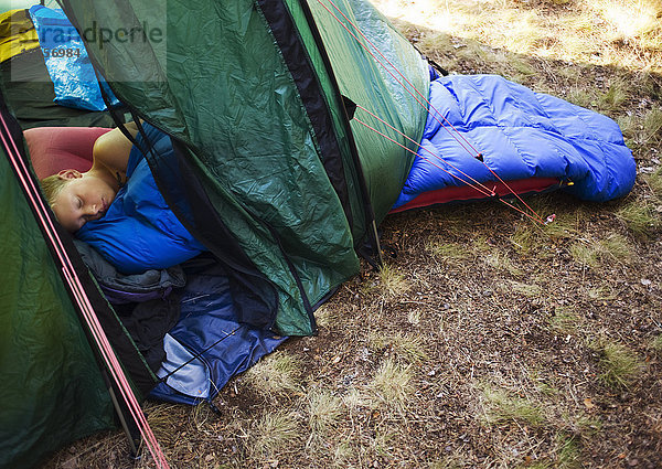 Ein Junge schläft in einem Zelt  Schweden.